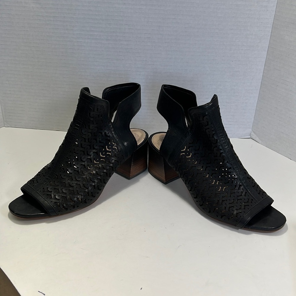 Vince Camuto Sternat “shooties”. - Picture 3 of 16
